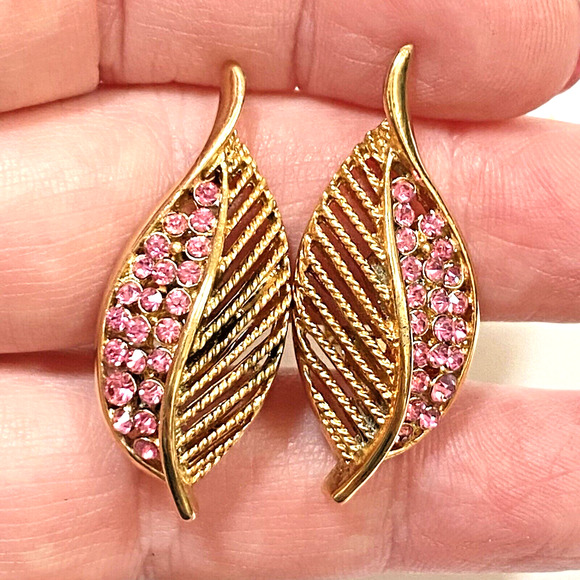 Vintage Kramer Gold filigree & Pink rhinestone Clip On Earrings Leaf Shapes - Picture 2 of 6